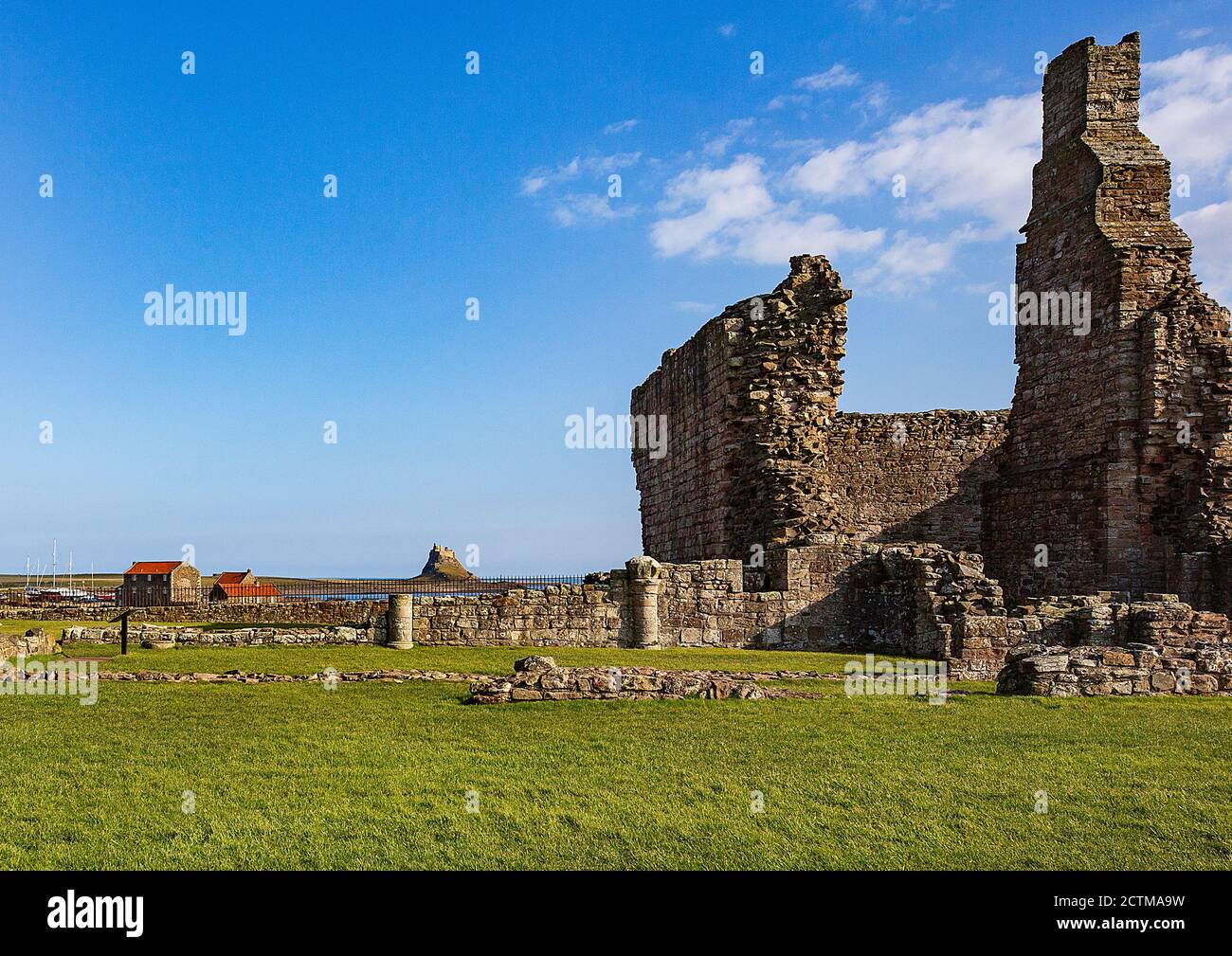 Rovine del Priorato di Lindisfarne, Isola Santa, Inghilterra Foto Stock