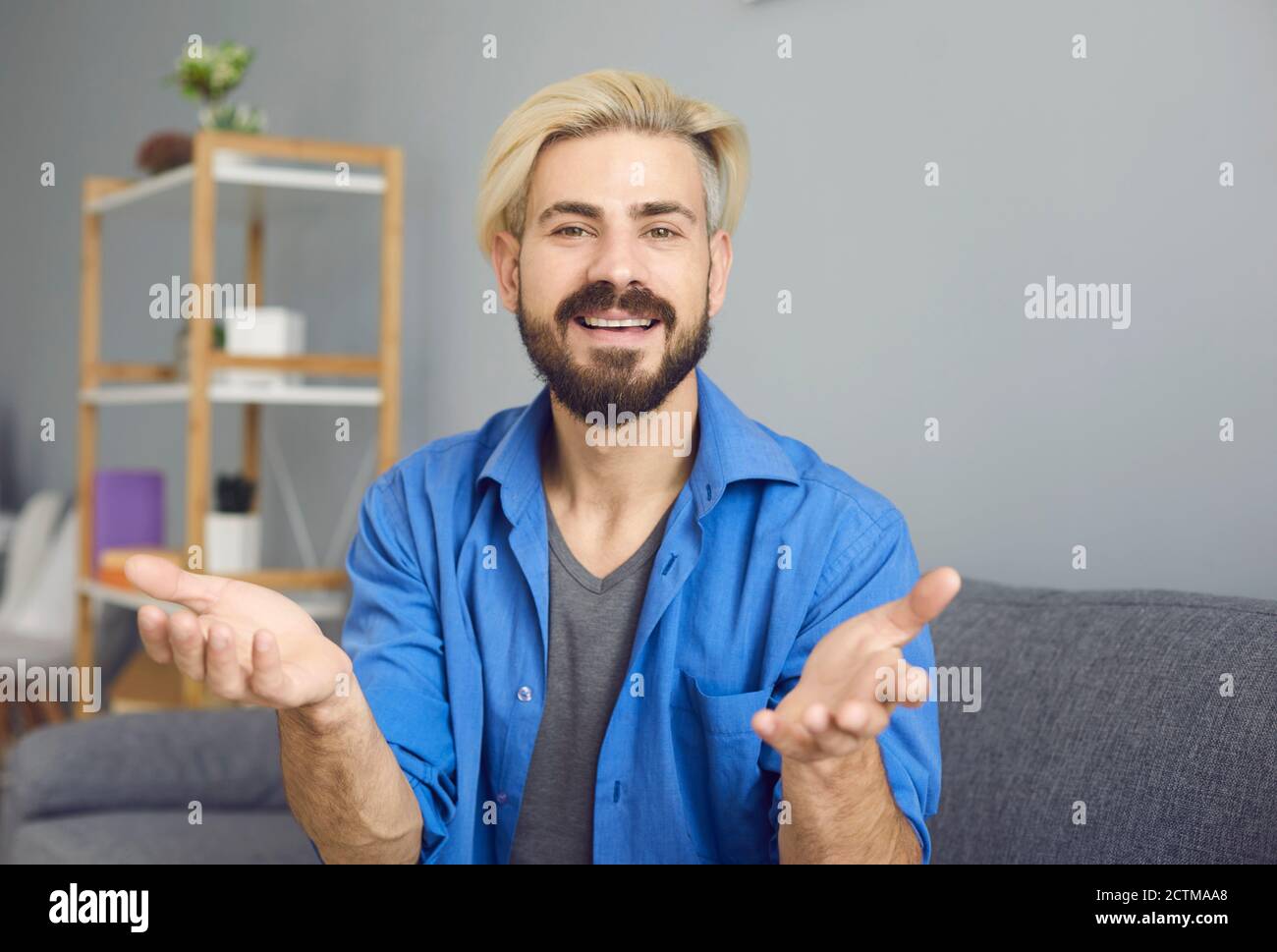 Un ragazzo che guarda la fotocamera parla online durante una riunione formazione video chat applicazione di chiamata webinar. Foto Stock