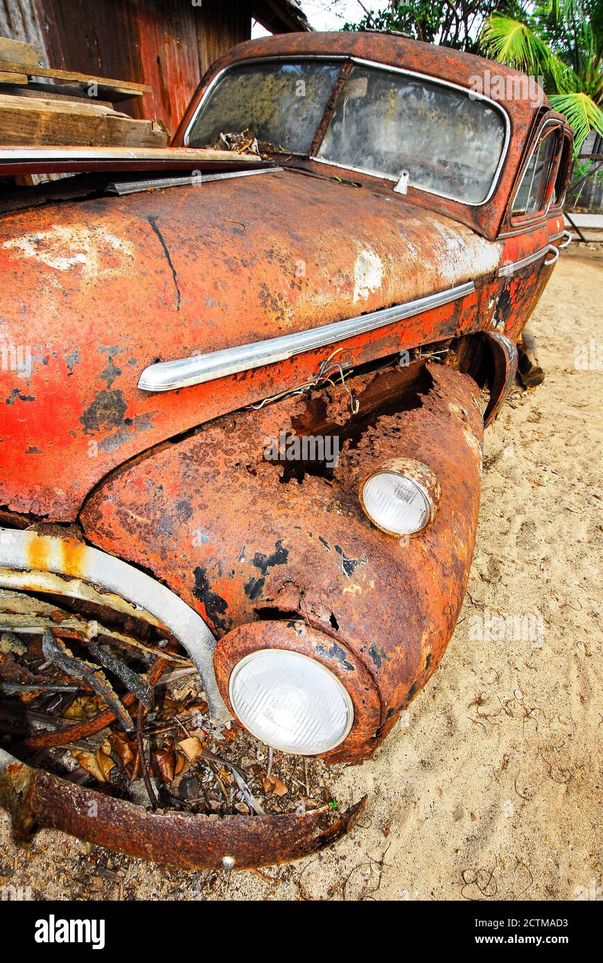 Rack di un auto arrugginita di colore rosso del 50 °, arenato in una spiaggia pubblica di Cuyo Town, Isole Cuyo, provincia Palawan, Filippine. Foto Stock