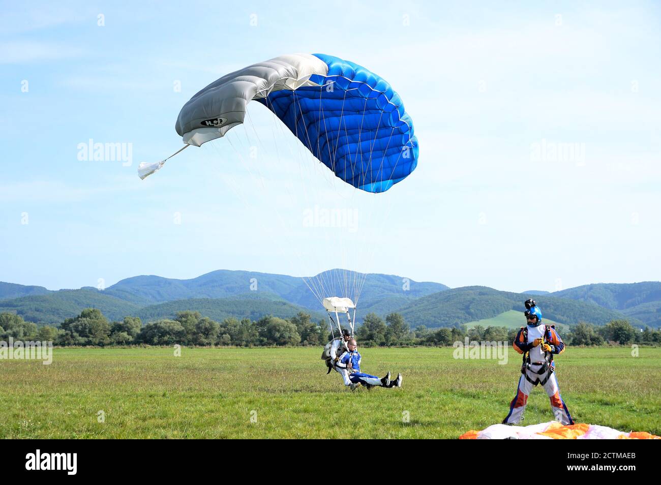 Il paracadute in tandem salta poco prima di atterrare in Slovacchia presso lo Slavnica Aeroklub il 20 settembre 21020. Foto Stock