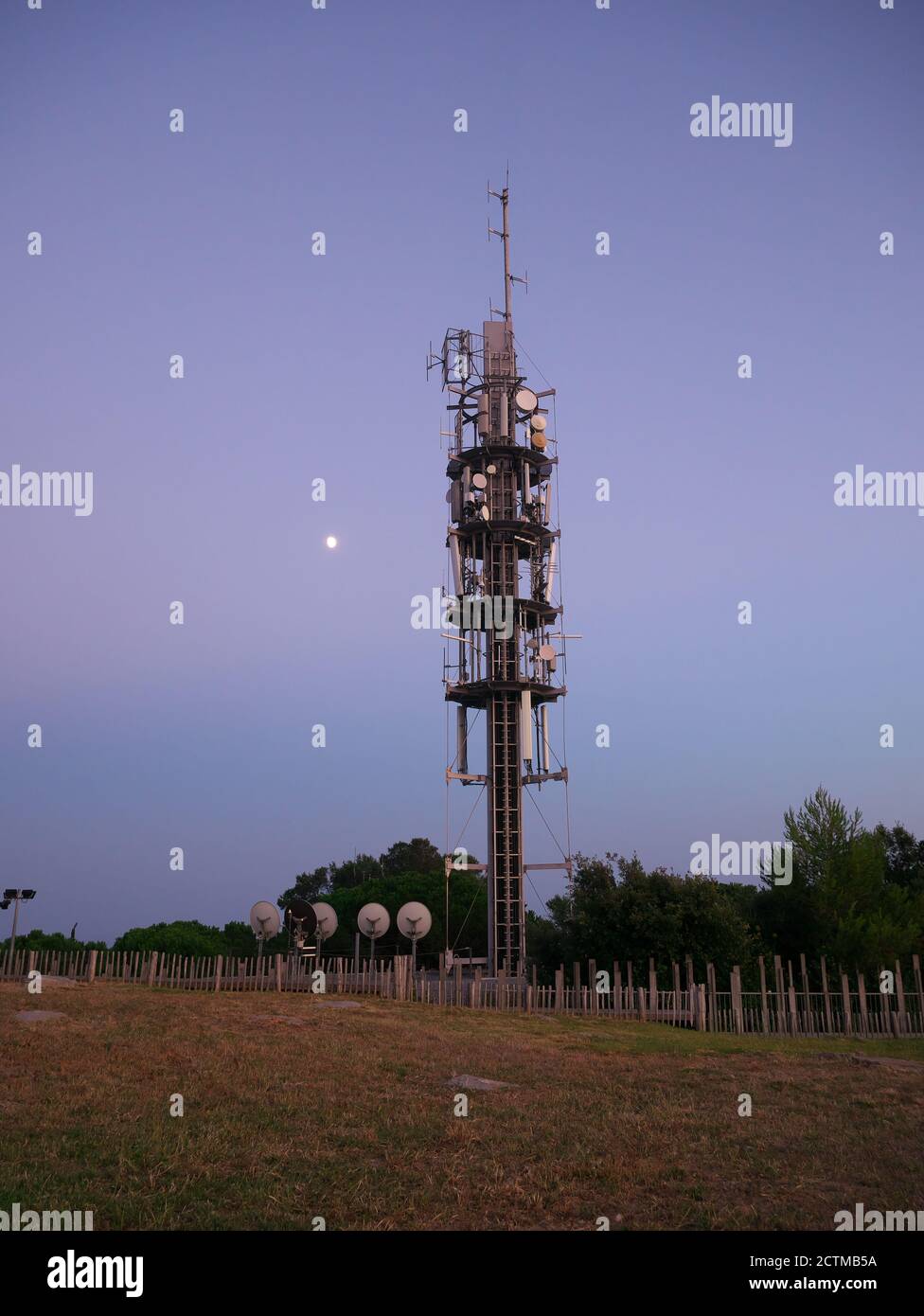 Foto di un'antenna a relè scattata al tramonto Foto Stock