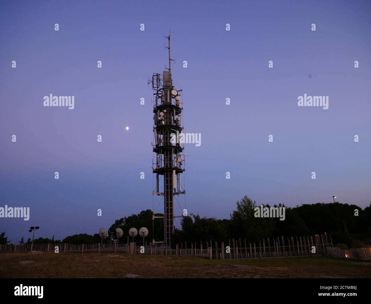 Foto di un'antenna a relè scattata al tramonto Foto Stock