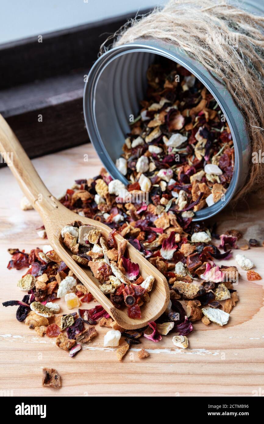 litchi, lamponi e rosa aromatizzati al tè nero su sfondo rustico Foto Stock