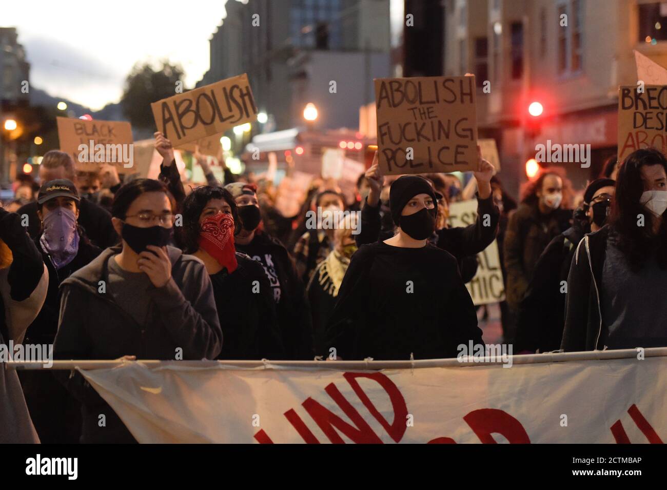 San Francisco, California, Stati Uniti. 23 Settembre 2020. I manifestanti del Debfund SFPD marciano a San Francisco per protestare contro la decisione della giuria di Breonna Taylor. Credit: albert halim/Alamy Live News Foto Stock