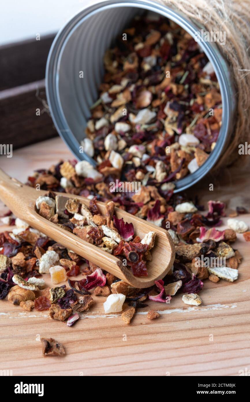 litchi, lamponi e rosa aromatizzati al tè nero su sfondo rustico Foto Stock
