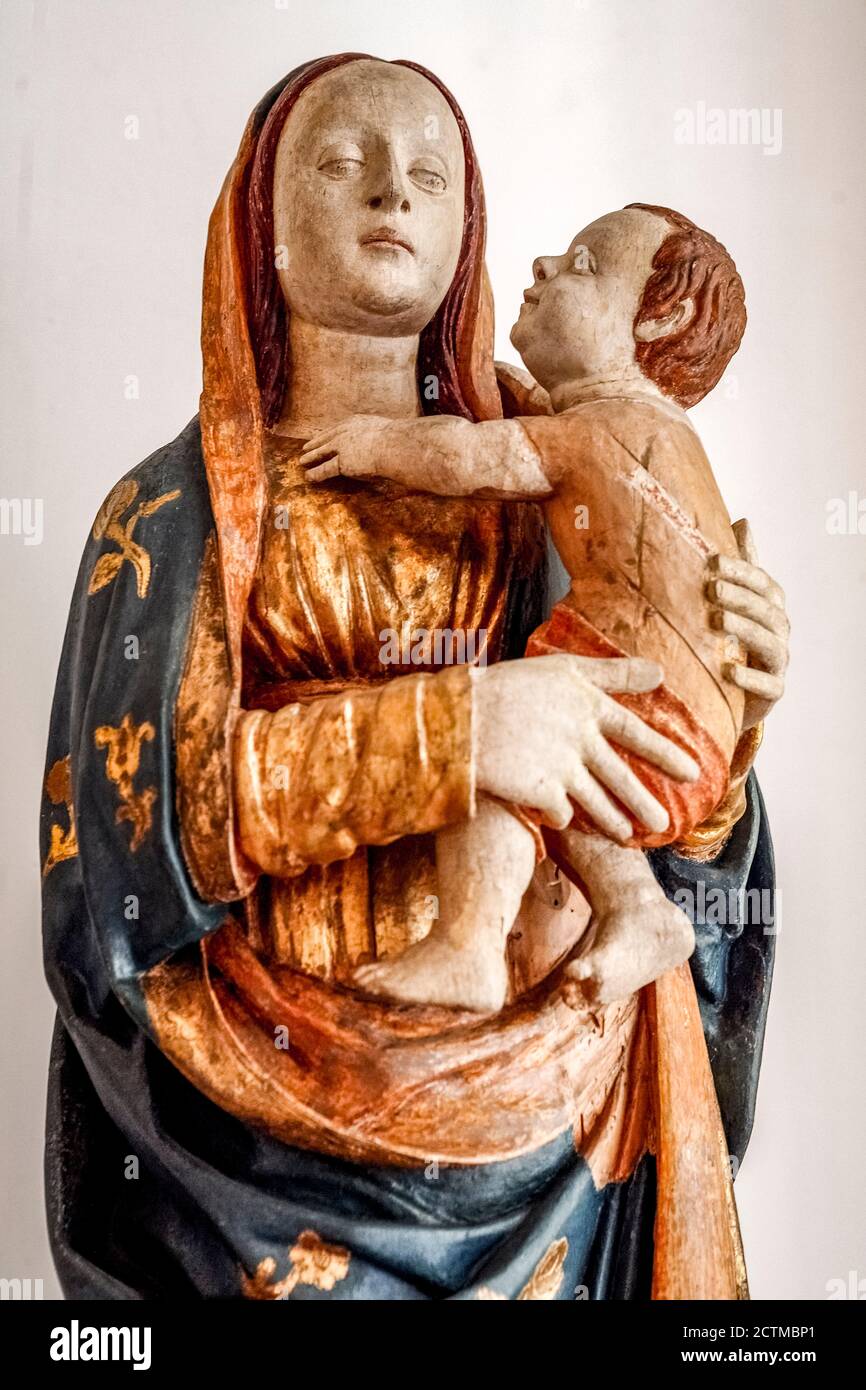Italia Emilia Romagna - Rimini - Museo della città - Madonna col Bambino - scultore veneziano del XV secolo Foto Stock