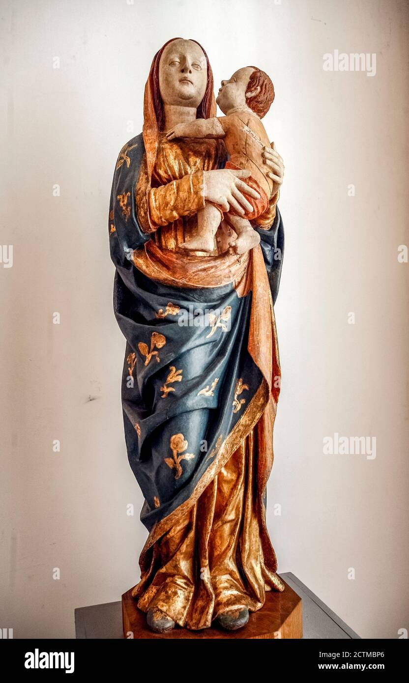 Italia Emilia Romagna - Rimini - Museo della città - Madonna col Bambino - scultore veneziano del XV secolo Foto Stock