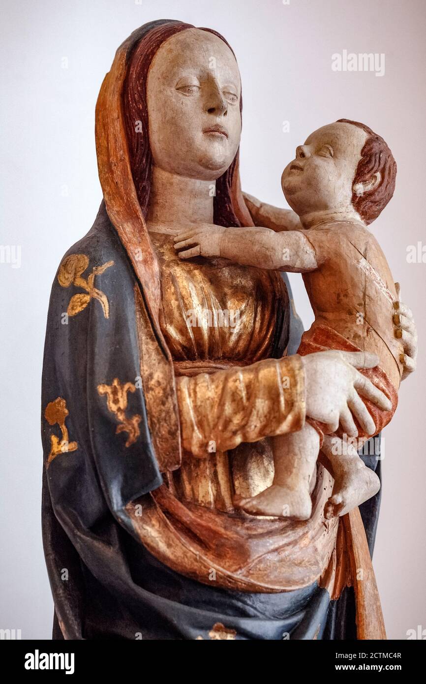 Italia Emilia Romagna - Rimini - Museo della città - Madonna col Bambino - scultore veneziano del XV secolo Foto Stock