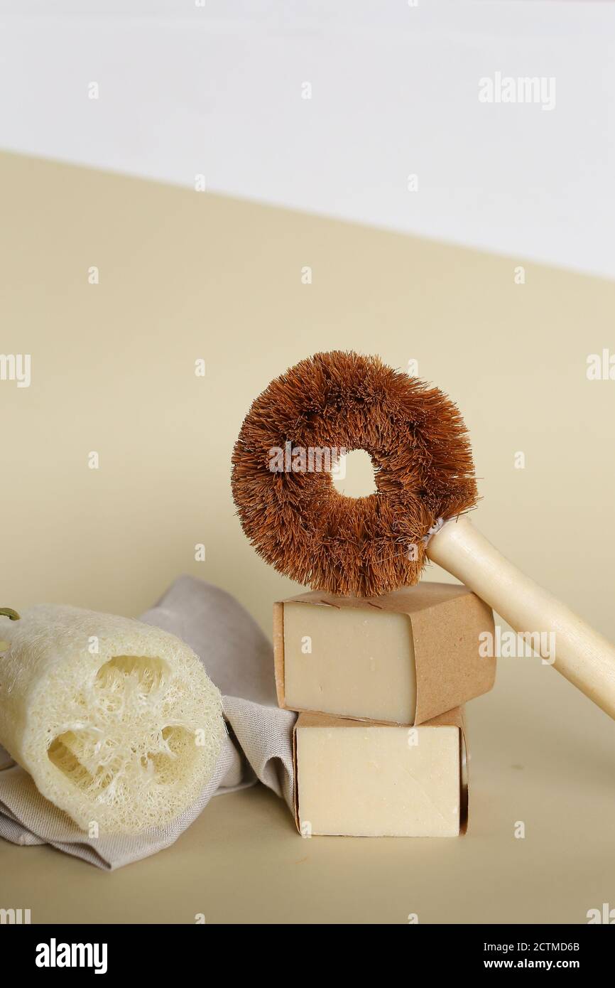 Eco spazzola per piatti in legno vicino al sapone fatto a mano, spugna loofah con spazio per la copia. Foto Stock