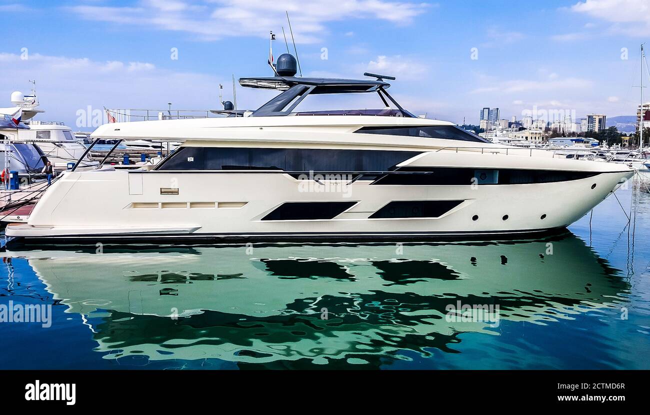 Yacht di lusso nel porto di Sochi. Russia Foto Stock