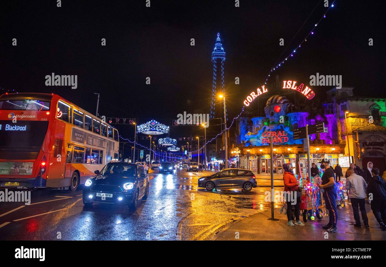 Persone fuori a Blackpool durante le illuminazioni. Tutti i pub, i bar e i ristoranti in Inghilterra devono avere un orario di chiusura delle 22:00 da giovedì, per contribuire a frenare la diffusione del coronavirus. Foto Stock