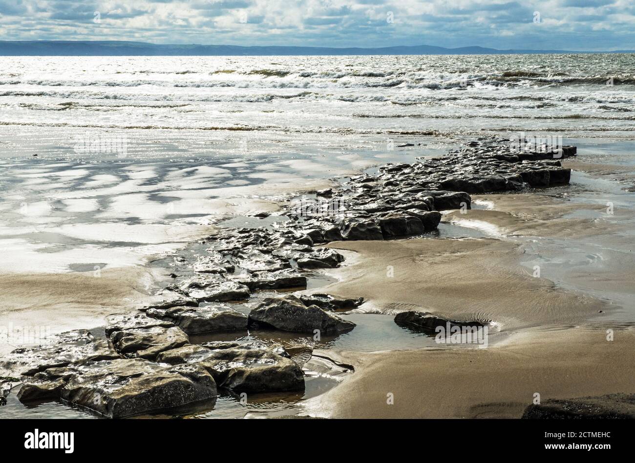 Dunraven Bay, conosciuta anche come Southerndown Beach, in una giornata di luna grigia, con la marea che torna nel canale di Bristol. Glamorgan Heritage Coast. Foto Stock