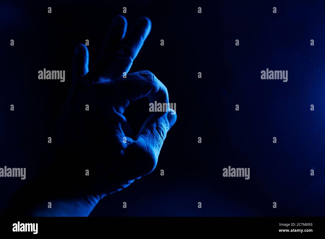 immagine ritagliata della mano maschile sotto l'acqua. Foto di alta qualità Foto Stock