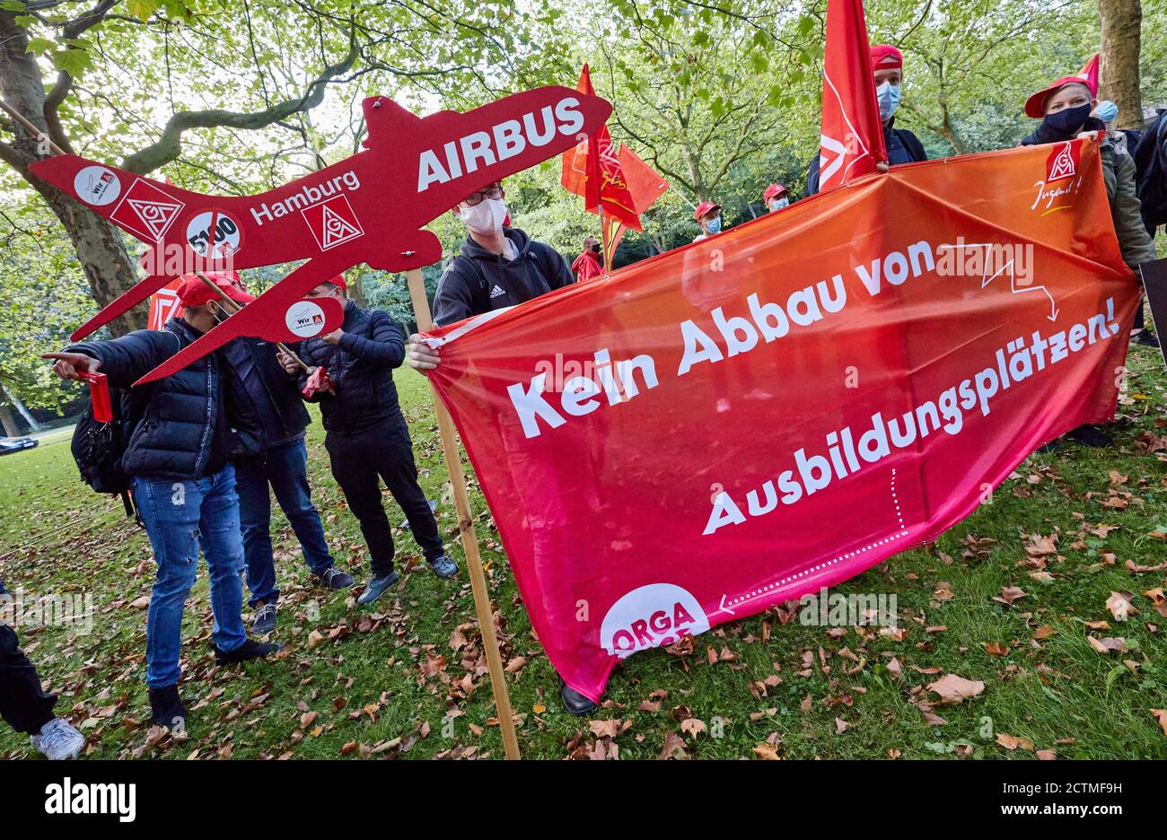 Amburgo, Germania. 24 Settembre 2020. I partecipanti di un'azione di protesta tengono bandiere con l'iscrizione ''Airbus Hamburg'' e ''No Reduction of training POSITS''! Prima dell'inizio della contrattazione collettiva tra IG Metall e Airbus per garantire la posizione e i posti di lavoro in un hotel nella città Nord. Credit: Georg Wendt/dpa/Alamy Live News Foto Stock