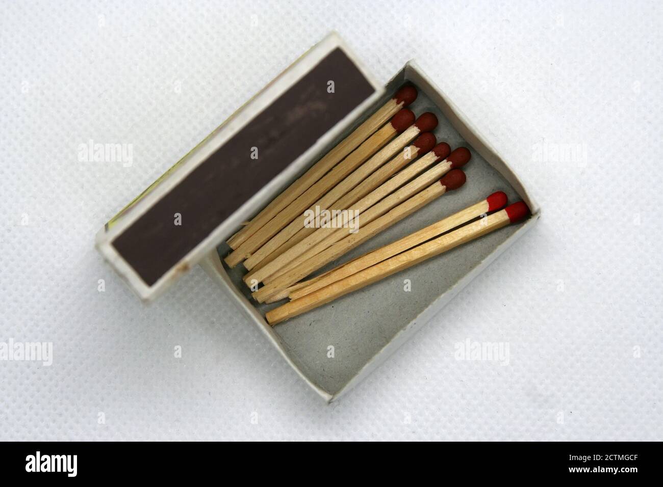 Fiammiferi di legno. Piccola scatola di fiammiferi di legno. Foto Stock