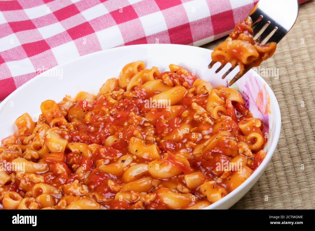 Piatto di goulash delizioso e noodle e una forchetta con annuita Foto Stock
