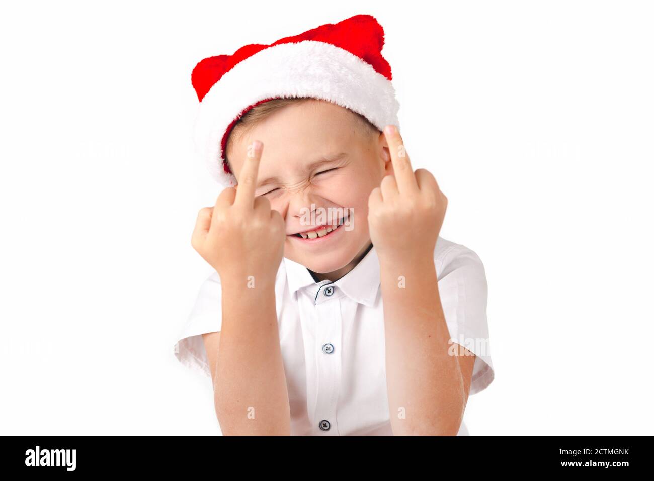 Adorabile ragazzo con cappello rosso di Natale mostra il dito medio su  sfondo bianco Foto stock - Alamy