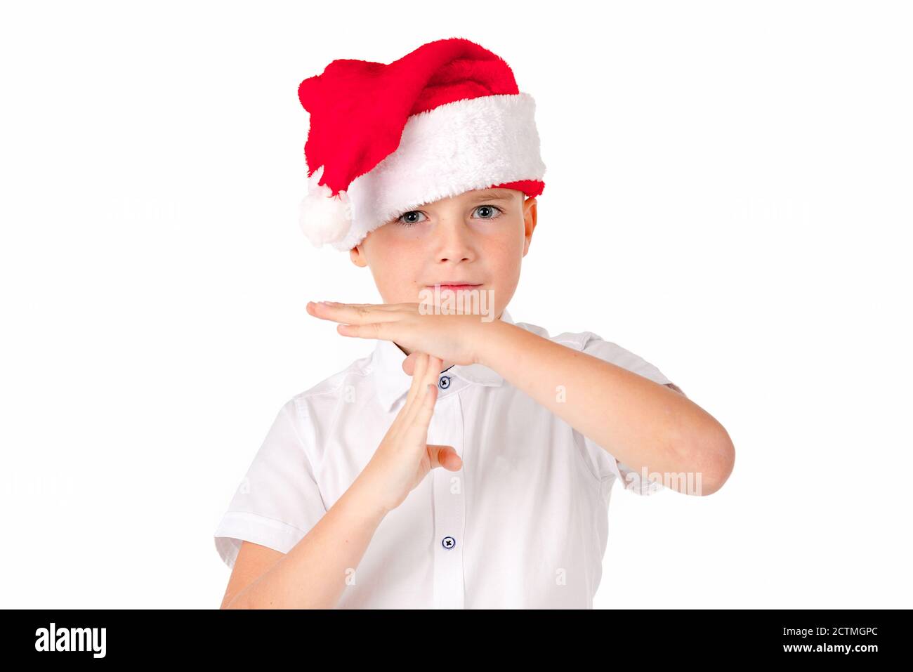 Adorabile ragazzo con cappello rosso di Natale su un over segnale di timeout di sfondo bianco Foto Stock