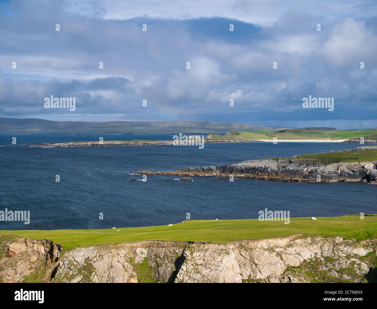 Paesaggio costiero del Wick di Breckon e il Ness di Houlland vicino Breckon sulla costa settentrionale dell'isola di Yell a Shetland, Scozia, Regno Unito Foto Stock