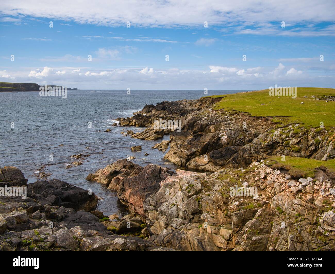 Suggestivo scenario costiero intorno a Inna Ness vicino a Breckon sull'isola di Yell, Shetland, Scozia, Regno Unito - eroso, frammentato camera da bedro metamorfico Foto Stock