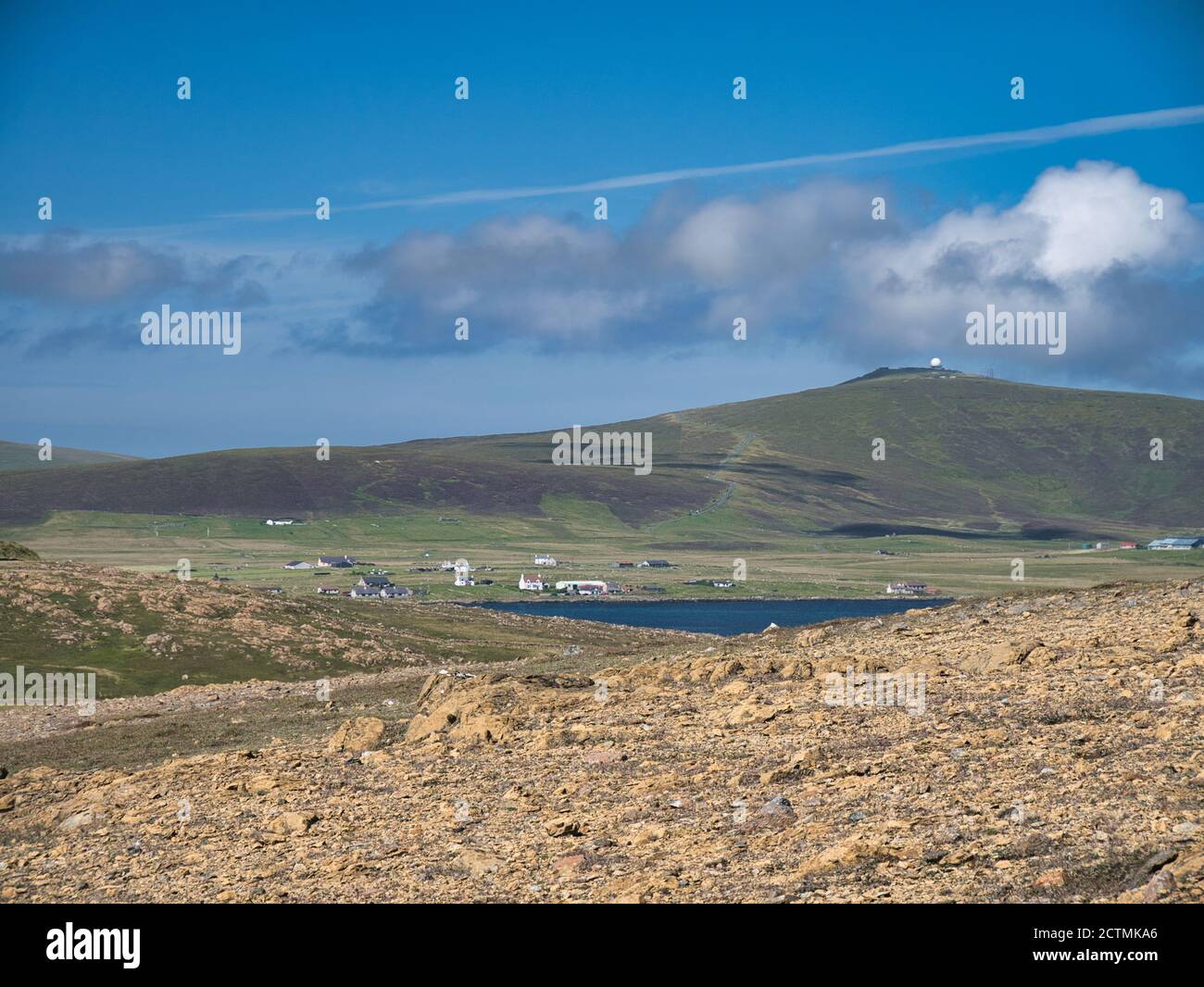 Depositi di roccia serpentina presso la riserva naturale di Hamar vicino a Baltasound sull'isola di Unst, Shetland, Regno Unito. La cupola bianca della RAF Saxa V. Foto Stock