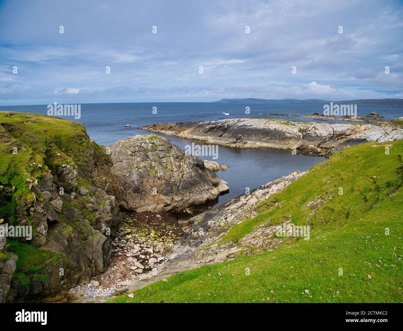 Suggestivo scenario costiero intorno alla Ness di Houlland vicino a Breckon sull'isola di Yell in Shetland, Scozia, Regno Unito - Bedrock metamorfico Foto Stock