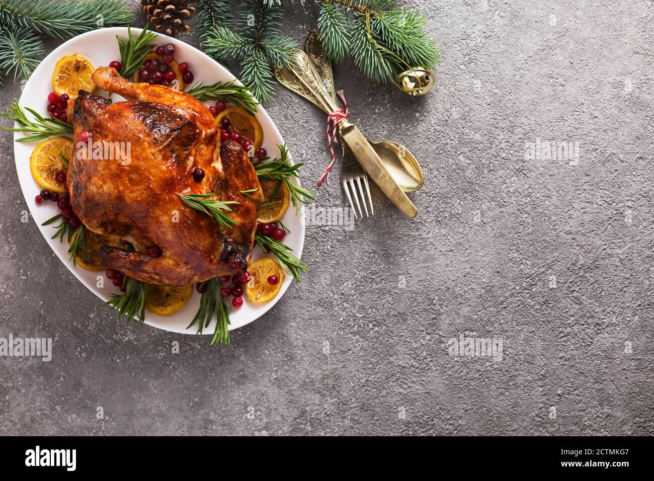 Il tavolo di Natale con pollo al forno è decorato in modo festivo con candles.top visualizza Foto Stock