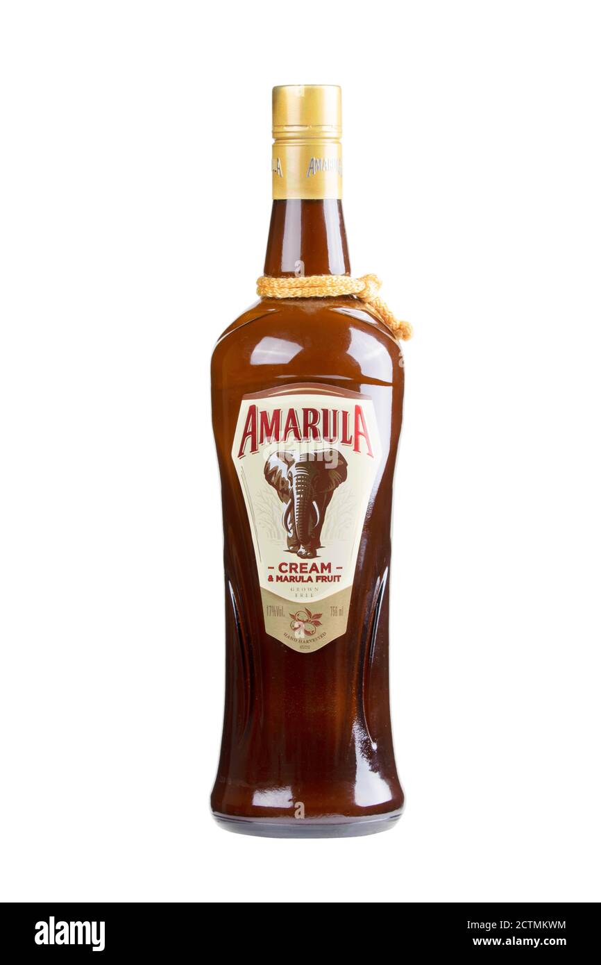 Guilin, Cina. 5 marzo 2020 una bottiglia di Amarula un liquore di crema sudafricano. È fatto con il frutto della marula africana. Isolato su Foto Stock