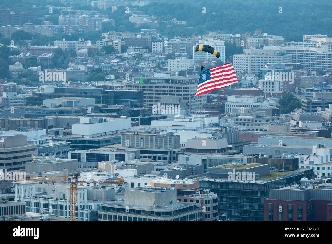 Il 4 luglio 2020, la squadra di paracadutisti dei Golden Knights dell'esercito degli Stati Uniti sventolò la bandiera americana durante la loro discesa con paracadute, atterrando vicino alla Casa Bianca durante la celebrazione del salute to America 2020 per il giorno dell'indipendenza. Foto Stock