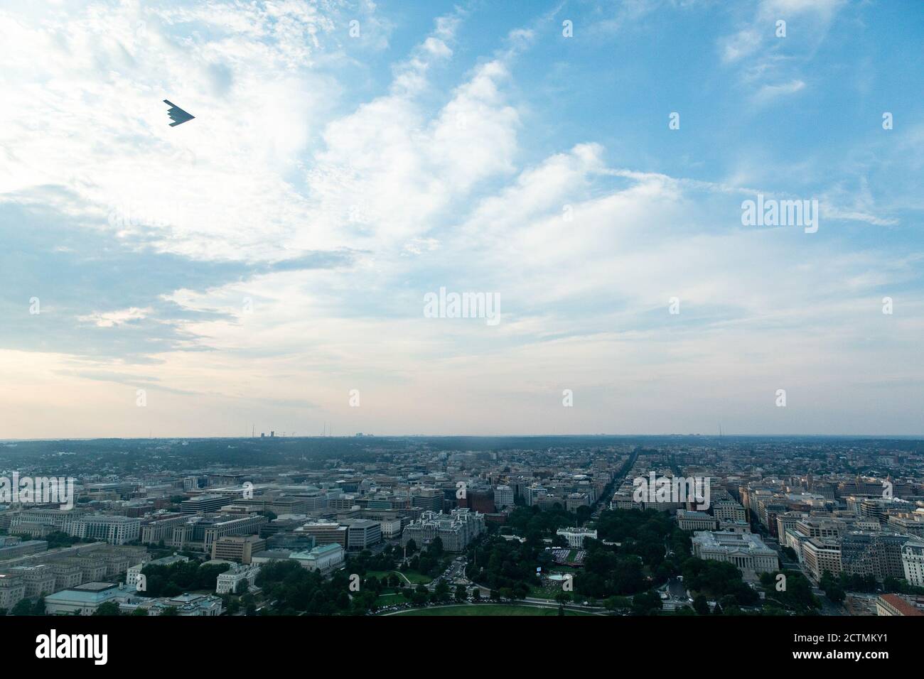 Saluto all'America 2020. Un bombardiere furtivo B-2 vola sopra la Casa Bianca Sabato sera, 4 luglio 2020, durante il saluto all'America 2020, il 4 luglio alla celebrazione della Casa Bianca. Foto Stock