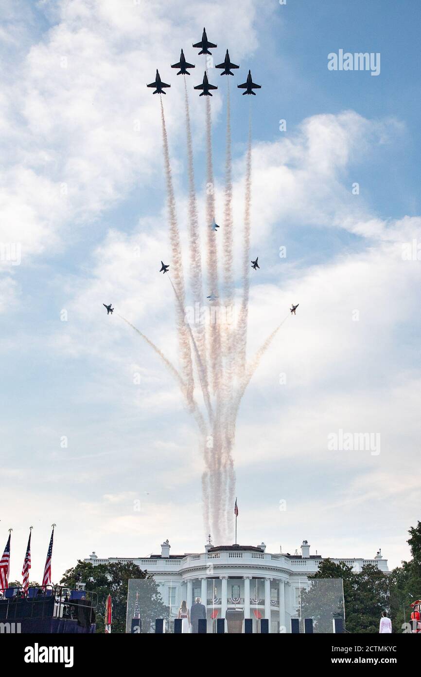 Durante l'evento salute to America 2020, gli U.S. Air Force Thunderbirds e U.S. Navy Blue Angels hanno eseguito un salto di formazione Delta Burst sopra la Casa Bianca per celebrare il 4 luglio. Foto Stock