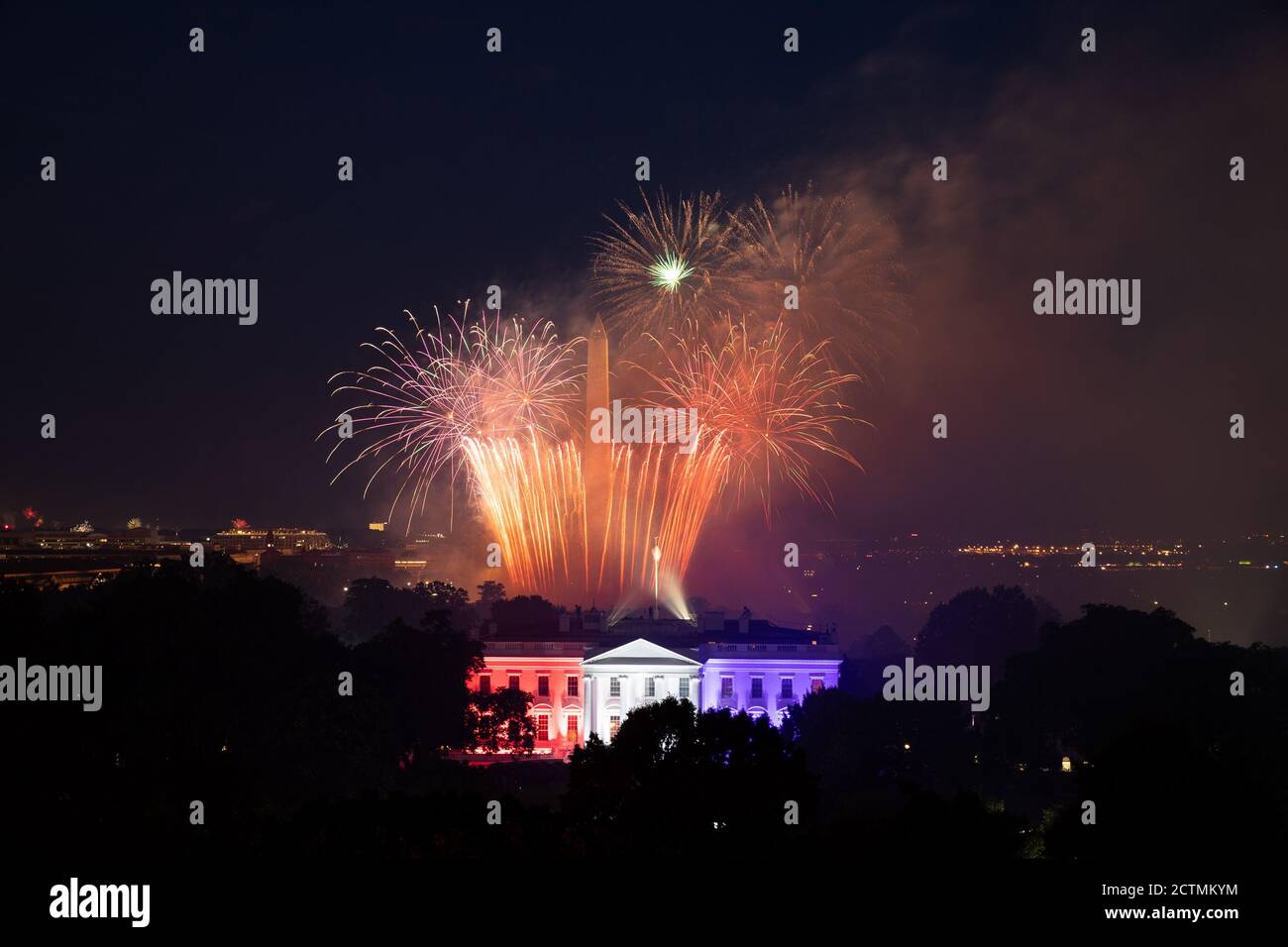 Il 4 luglio 2020, durante l'evento salute to America 2020, i fuochi d'artificio illuminarono il cielo sopra il Portico Nord della Casa Bianca, che era illuminato in rosso, bianco e blu. L'evento ha celebrato l'indipendenza della nazione con una grande dimostrazione di patriottismo. Foto Stock