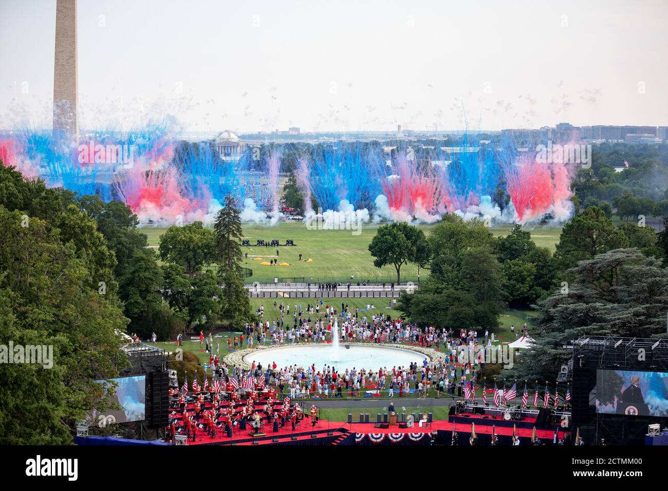 Formazioni di fumo rosse, bianche e blu esplodono sopra l'Ellisse durante la celebrazione del 4 luglio 2020 alla Casa Bianca il 4 luglio 2020. Foto Stock