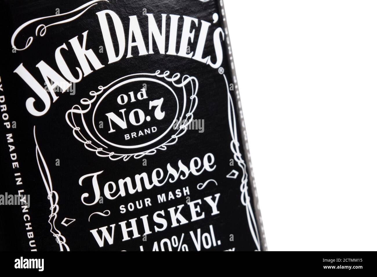 Guilin, Cina 8 marzo 2020 UNA bottiglia di whisky di purea acide di Jack Daniel isolato su uno sfondo bianco Foto Stock