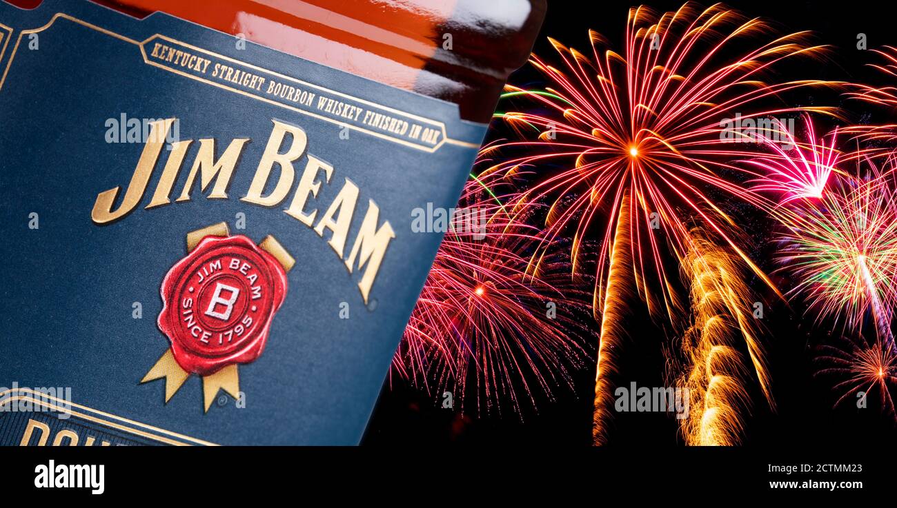 Guilin, Cina 8 marzo 2020 il logo su una bottiglia di Jim Beam un Kentucky Straight Bourbon Whiskey Foto Stock
