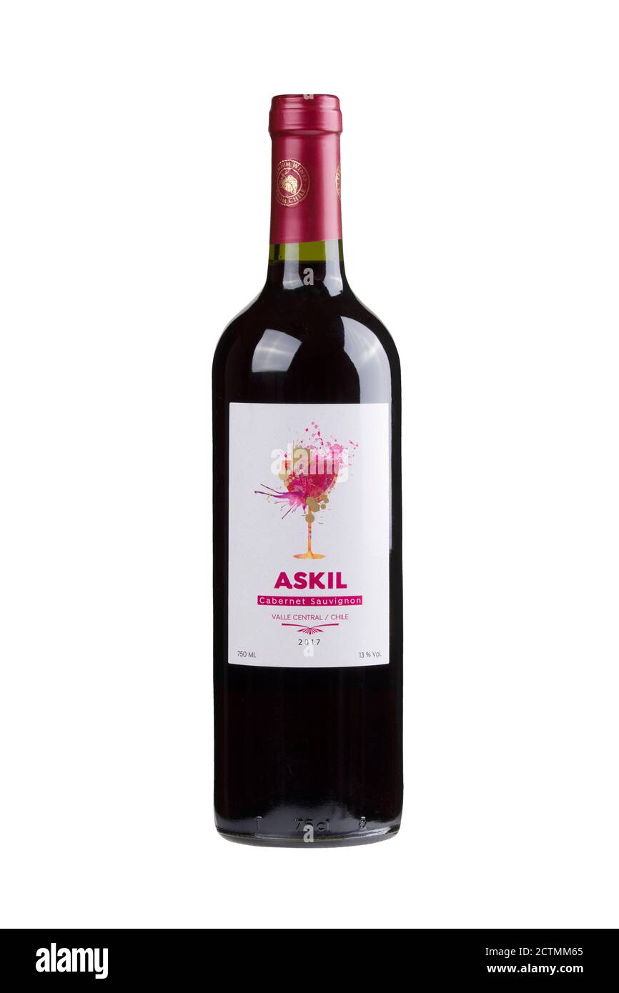 Guilin, Cina 8 marzo 2020 una bottiglia di Askil Cabernet Sauvignon. Un vino rosso importato dal Cile, isolato su sfondo bianco Foto Stock