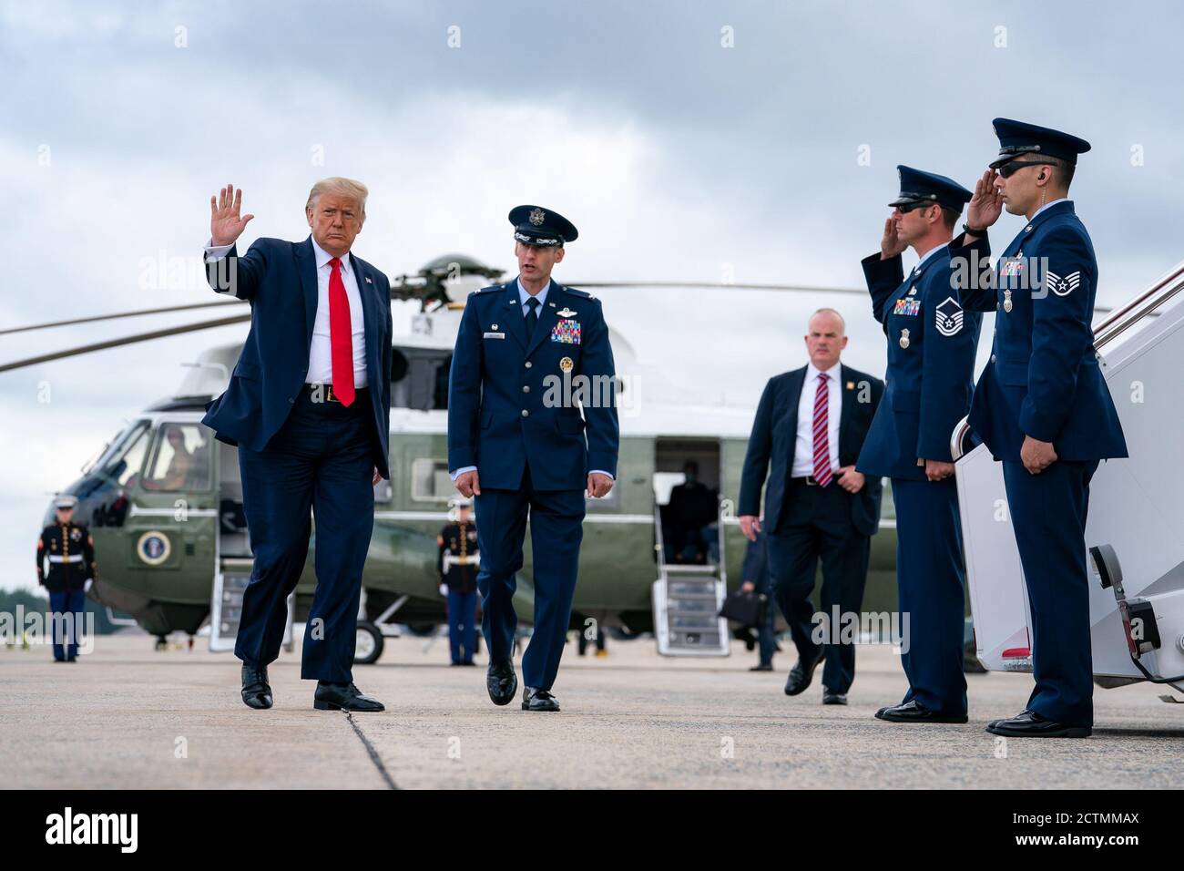 Il presidente Trump viaggia in Florida. Il presidente Donald J. Trump sbarca Marine One alla base congiunta Andrews venerdì 10 luglio 2020 ed è scortato a Air Force One dal personale dell'aeronautica statunitense. Foto Stock