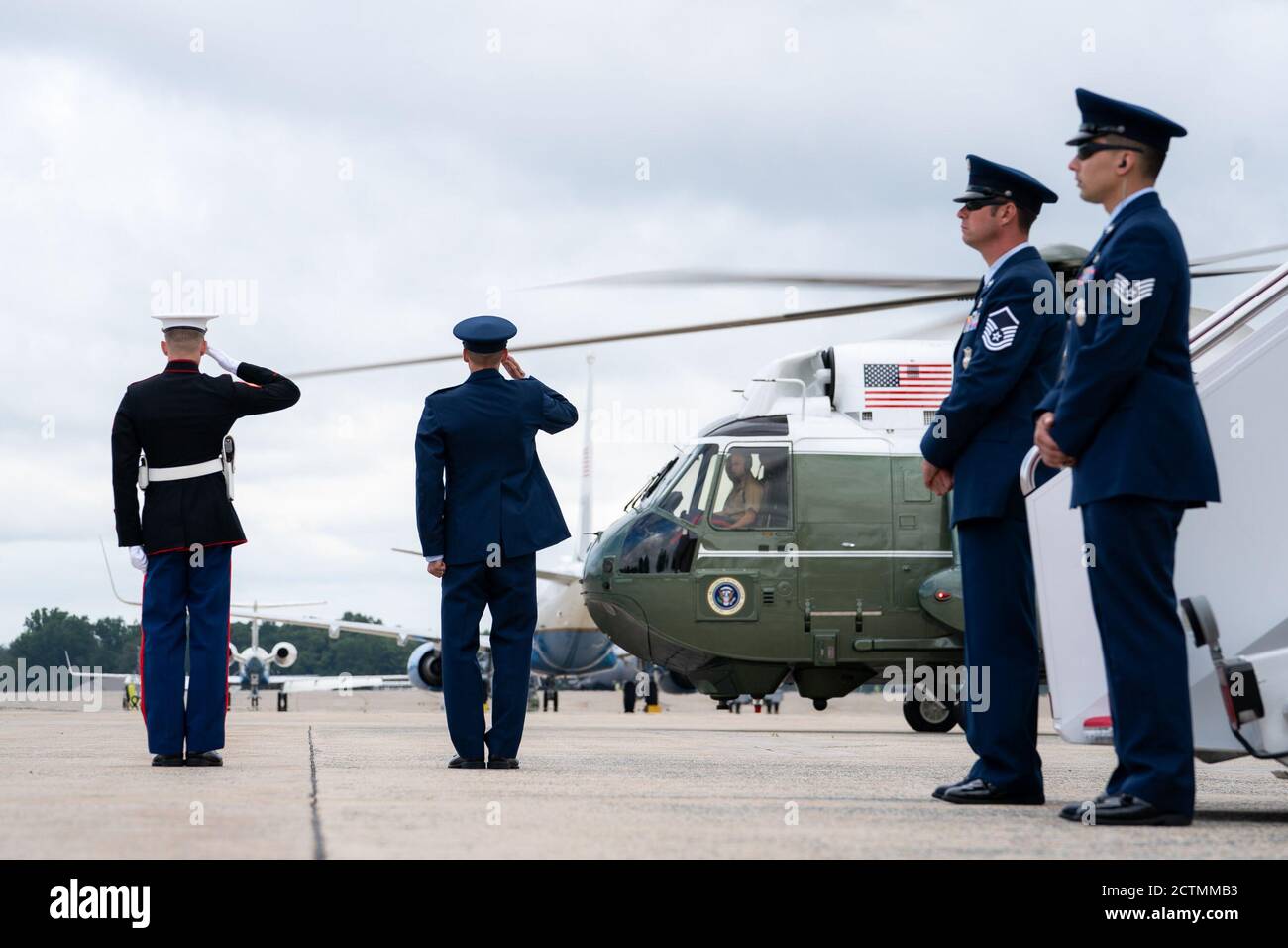 Il presidente Trump viaggia in Florida. Il presidente Donald J. Trump sbarca Marine One alla base congiunta Andrews venerdì 10 luglio 2020 ed è scortato a Air Force One dal personale dell'aeronautica statunitense. Foto Stock