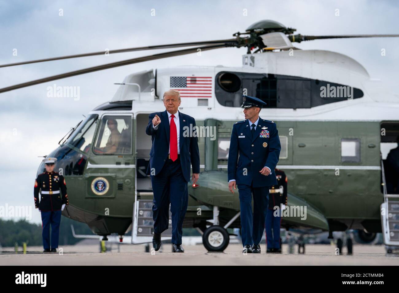 Il presidente Trump viaggia in Florida. Il presidente Donald J. Trump sbarca Marine One alla base congiunta Andrews venerdì 10 luglio 2020 ed è scortato a Air Force One dal personale dell'aeronautica statunitense. Foto Stock