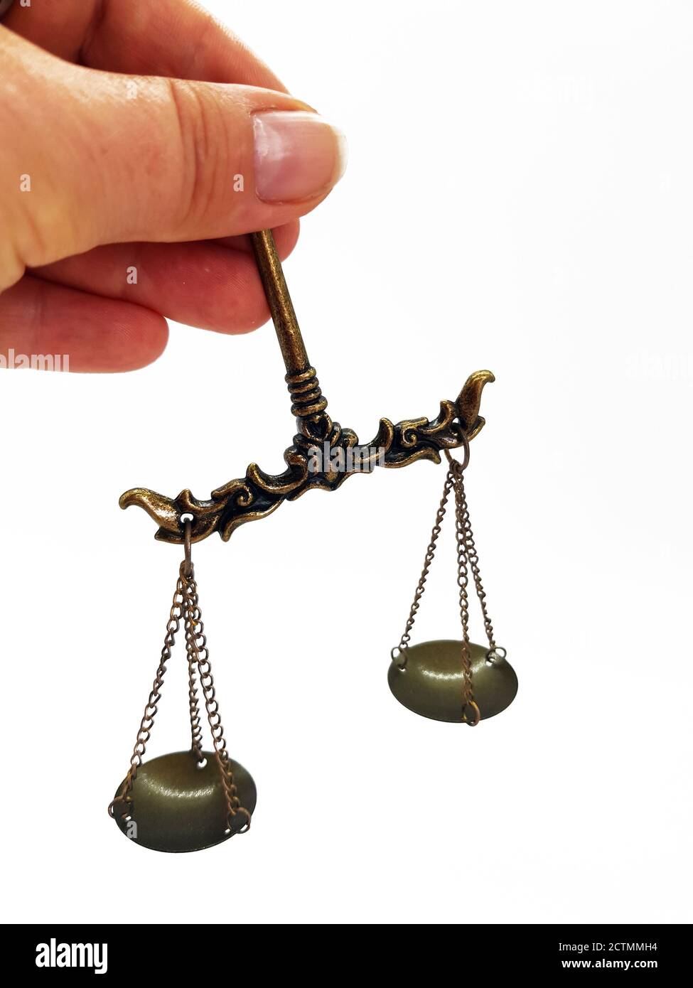 Immagine verticale di una bilancia a mano su un isolato sfondo Foto stock -  Alamy
