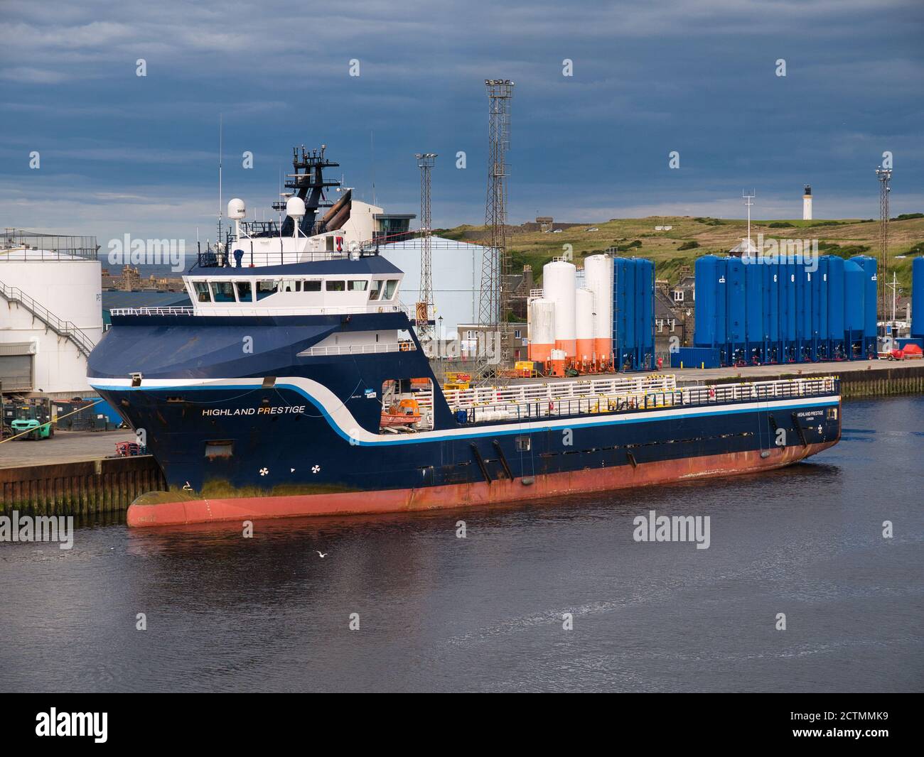 Ormeggiata nel porto di Aberdeen, Scozia, la Highland Prestige, una nave offshore rimorchiata / fornitura costruita nel 2007 e operante nel Mare del Nord. Foto Stock