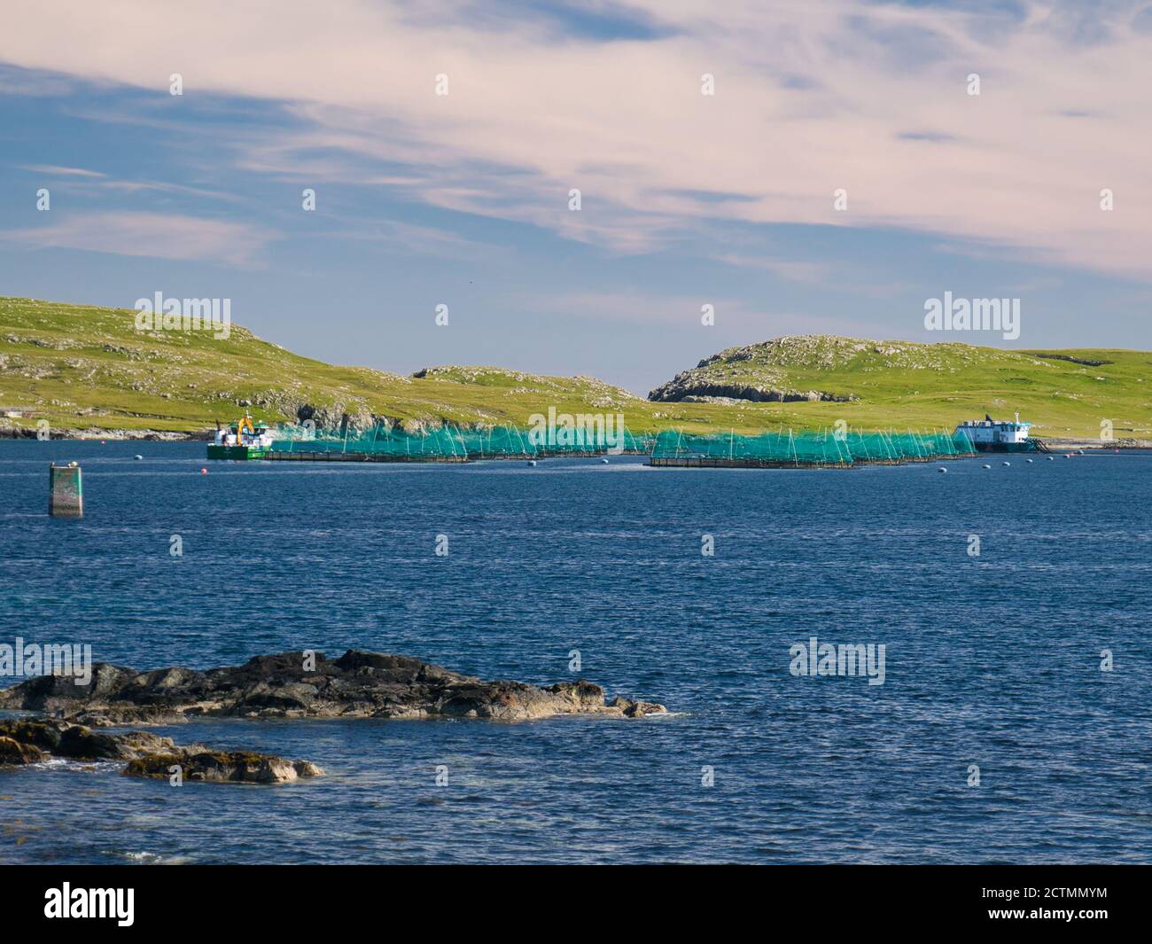 Acquacoltura / allevamento ittico a Baltasound sull'isola di Unst in Shetland - un arcipelago di isole nel a nord del Regno Unito Foto Stock