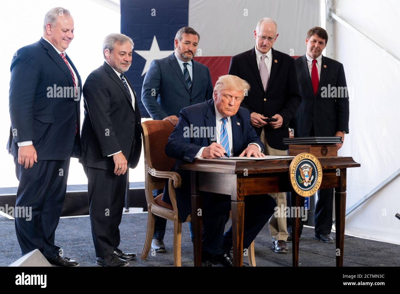 Presidente Trump in Texas. Il presidente Donald J. Trump, Unito dal segretario dell'interno David Bernhardt, a sinistra, dal segretario dell'energia Dan Brouillette, dal senatore Ted Cruz, dal Rep. Statunitense Mike Conaway, R-Texas, e dalla Rep. Statunitense Jodey Arrington, R-Texas, firma i permessi presidenziali mercoledì 29 luglio 2020 alla Double Eagle Oil Rig a Midland, Texas. Foto Stock