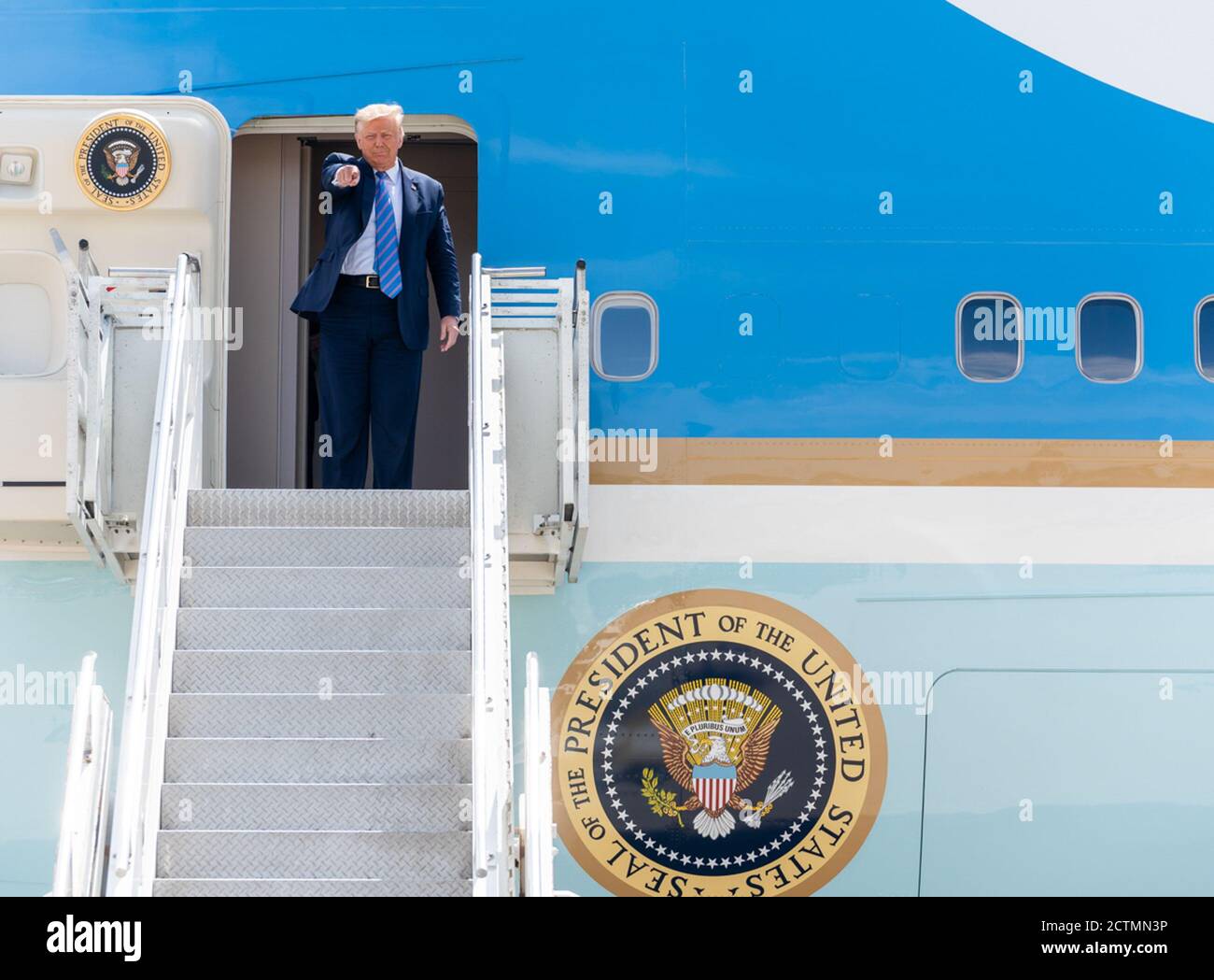 Il presidente Trump viaggia in Texas. Il presidente Donald J. Trump ondeggia mentre sbarca Air Force One al Midland International Air and Space Port a Midland, Texas, mercoledì 29 luglio 2020, ed è accolto da Texas Gov. Greg Abbott, ex Segretario dell'energia Rick Perry, Texas Lt.Gov. DaN Patrick, il presidente repubblicano del Texas Allen West, i rappresentanti degli Stati Uniti e i membri della comunità. Foto Stock