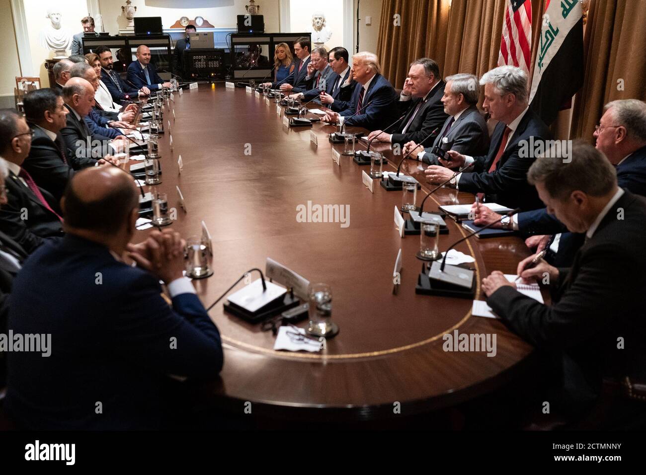 Il 20 agosto 2020, il presidente Donald J. Trump ha accolto il primo ministro iracheno Mustafa al-Kadhimi alla Casa Bianca per un incontro bilaterale ampliato con il vicepresidente Mike Pence e i membri del Gabinetto. L'incontro si è concentrato sulle relazioni USA-Iraq e sulla sicurezza regionale. Foto Stock