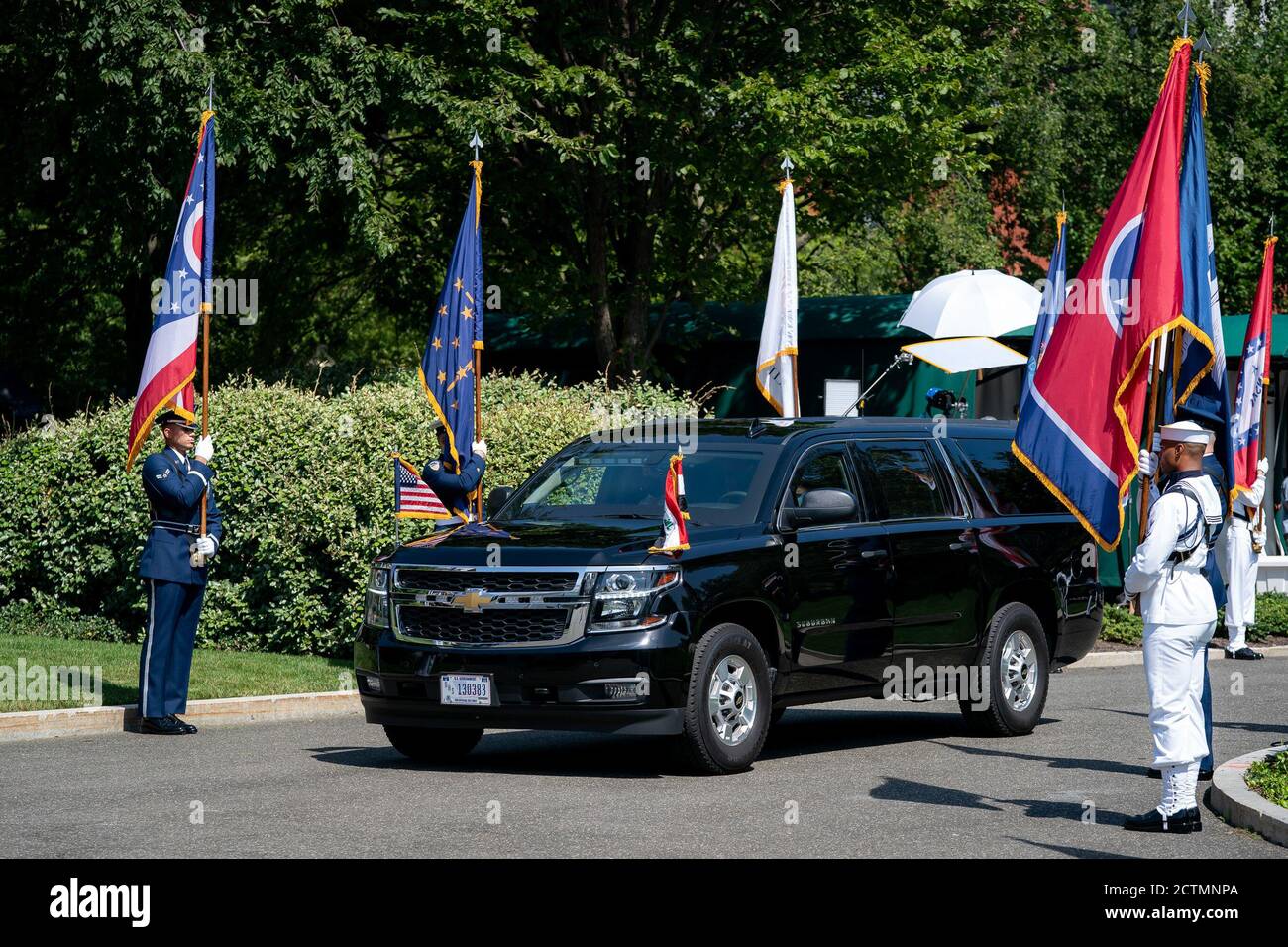 Il Presidente Trump dà il benvenuto al primo ministro iracheno presso la Casa Bianca. Il presidente Donald J. Trump saluta il primo ministro iracheno Mustafa al-Kadhimi giovedì 20 agosto 2020, nell'ingresso della lobby dell'ala ovest della Casa Bianca. Foto Stock