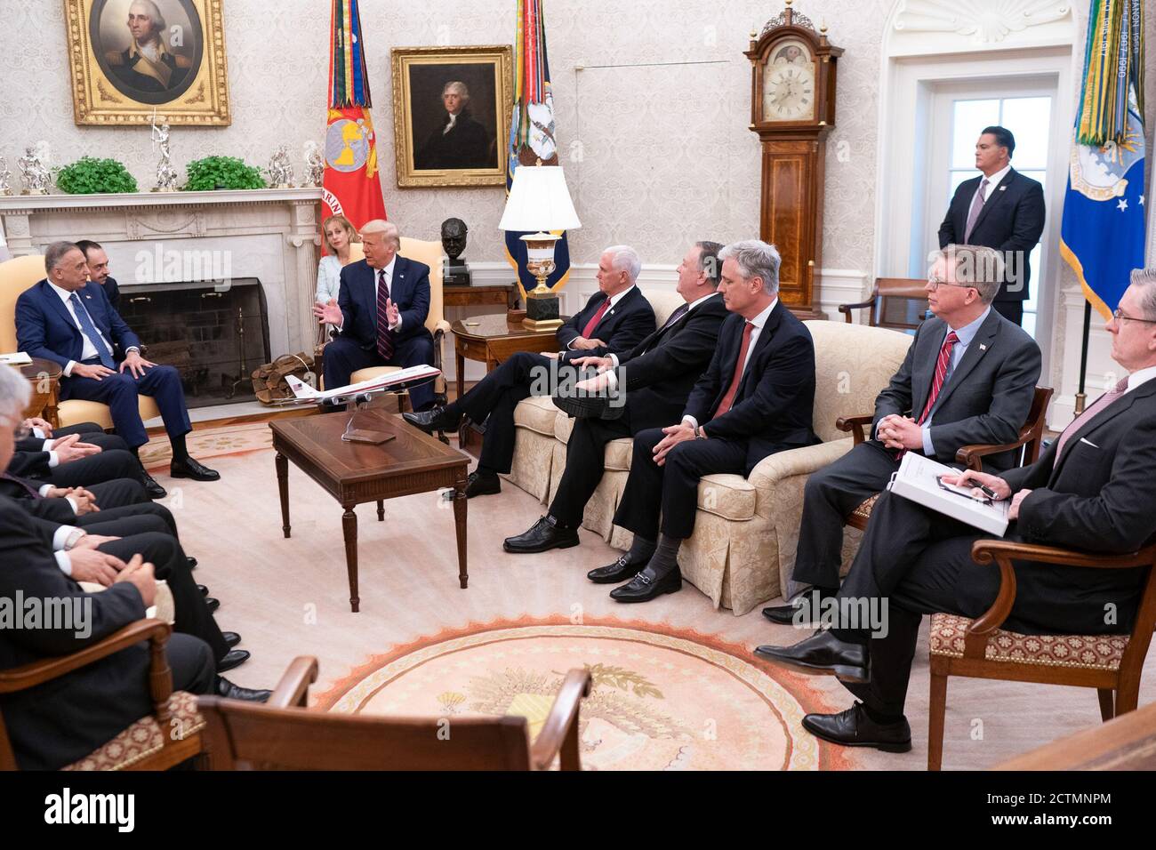 Il 20 agosto 2020, il presidente Trump e il vicepresidente Pence hanno ospitato il primo ministro iracheno Mustafa al-Kadhimi alla Casa Bianca per un incontro bilaterale nell'Ufficio ovale. Foto Stock
