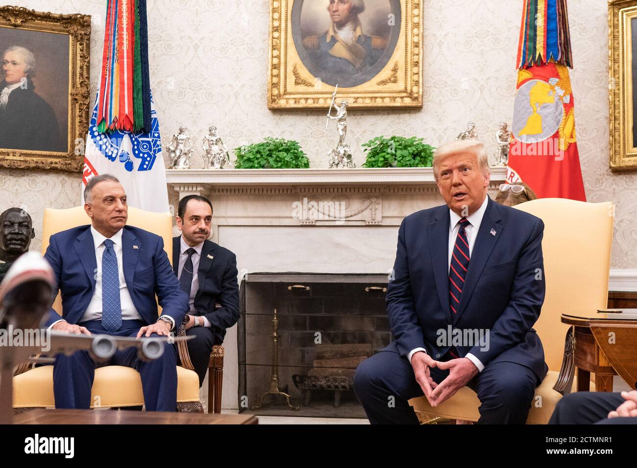 Il 20 agosto 2020, il presidente Donald J. Trump, accompagnato dal vicepresidente Mike Pence, ha incontrato il primo ministro iracheno Mustafa al-Kadhimi nell'Ufficio ovale per una discussione bilaterale sulle relazioni USA-Iraq. Foto Stock