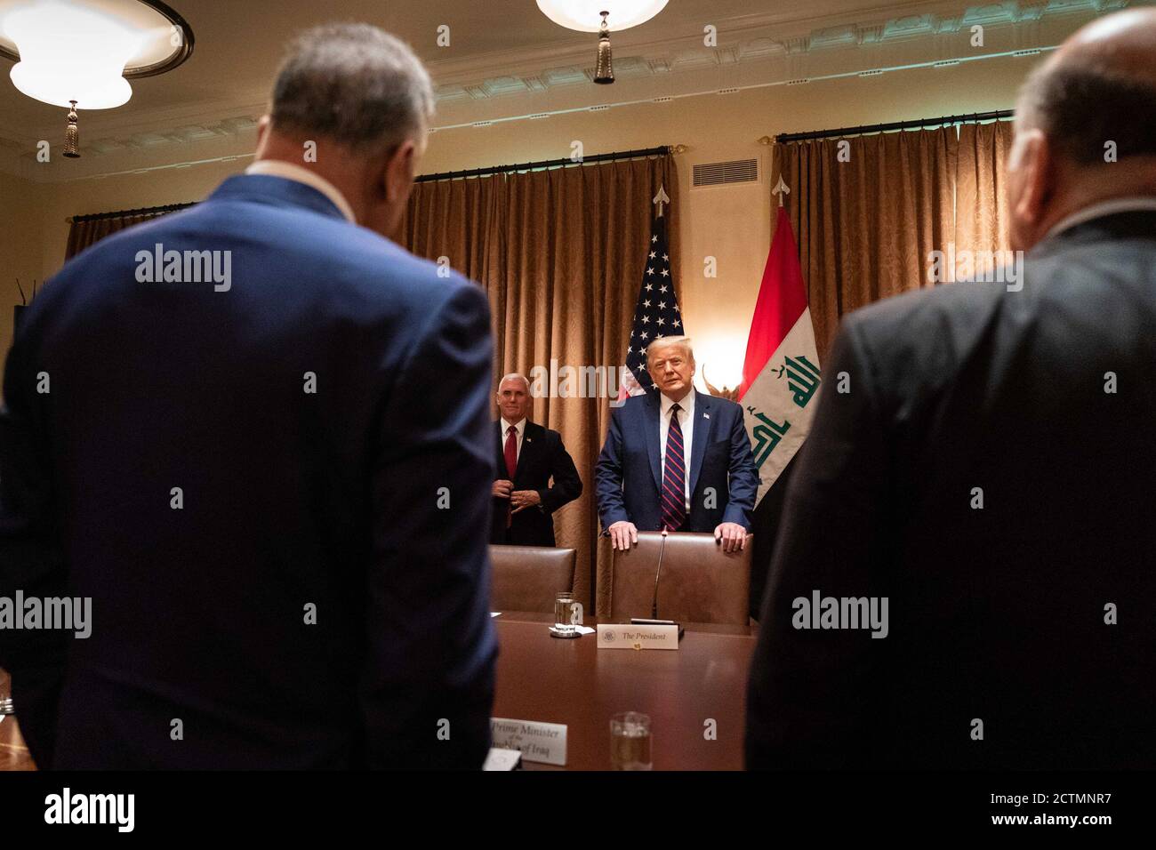 Il 20 agosto 2020, il presidente Donald J. Trump, affiancato dal vicepresidente Mike Pence e dai membri del suo gabinetto, ha partecipato a un incontro bilaterale allargato con il primo ministro iracheno Mustafa al-Kadhimi alla Casa Bianca. L'incontro si è concentrato sul rafforzamento delle relazioni USA-Iraq e della sicurezza regionale. Foto Stock