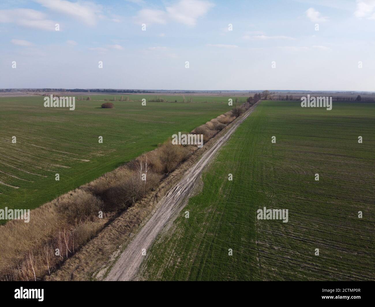 Terreno abbandonato canale di bonifica nel campo, vista aerea. Paesaggio agricolo. Foto Stock
